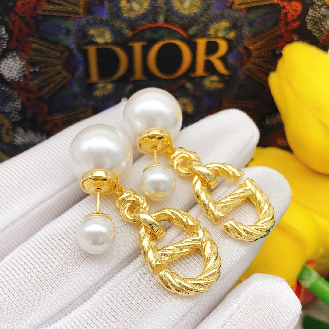 Dior 30 Montaigne Pearl Earrings