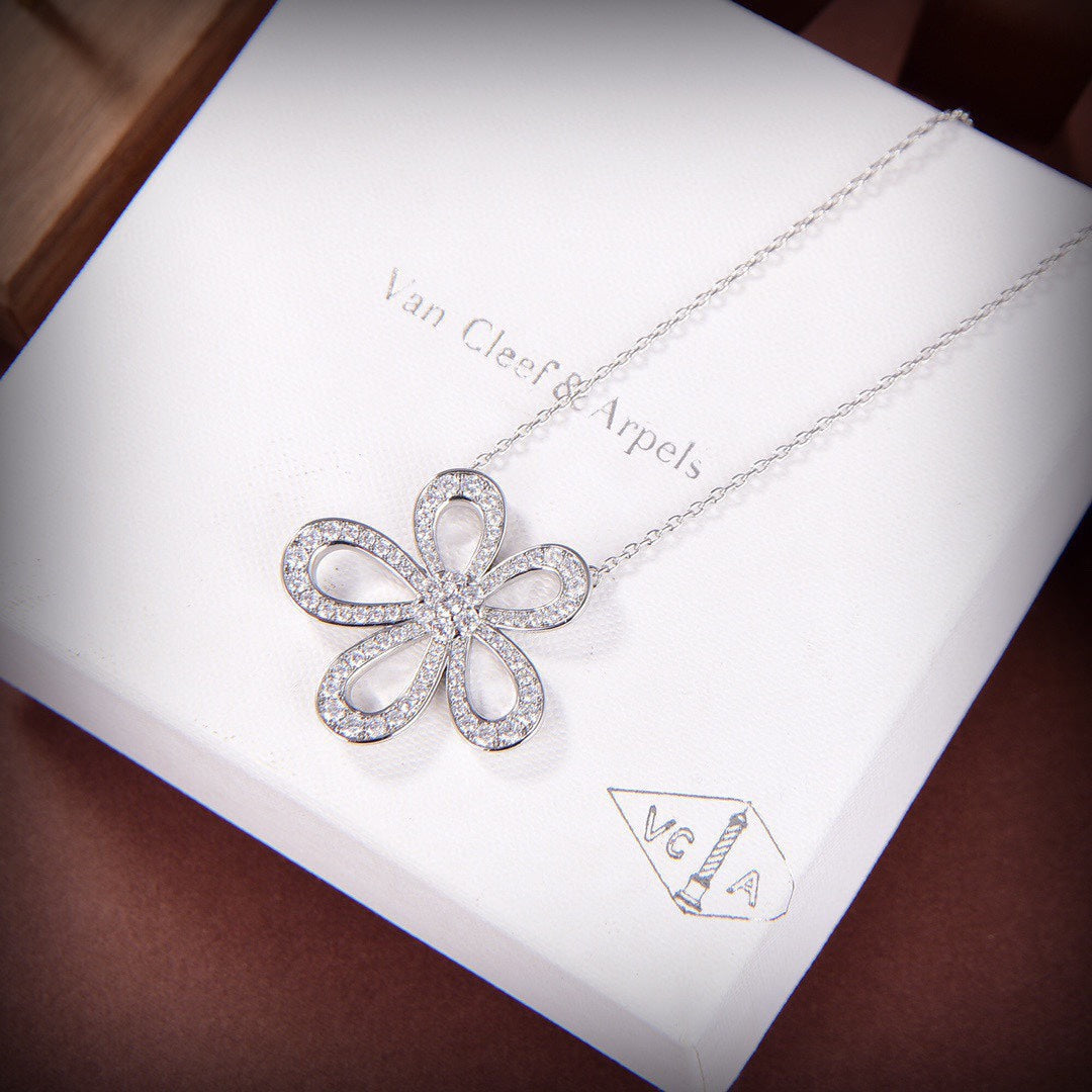 Flowerlace Pendant Necklace - 18K Gold