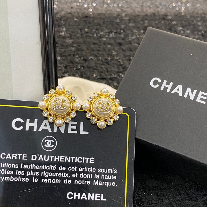 Chanel Pearl Earrings - 18K Yellow Gold