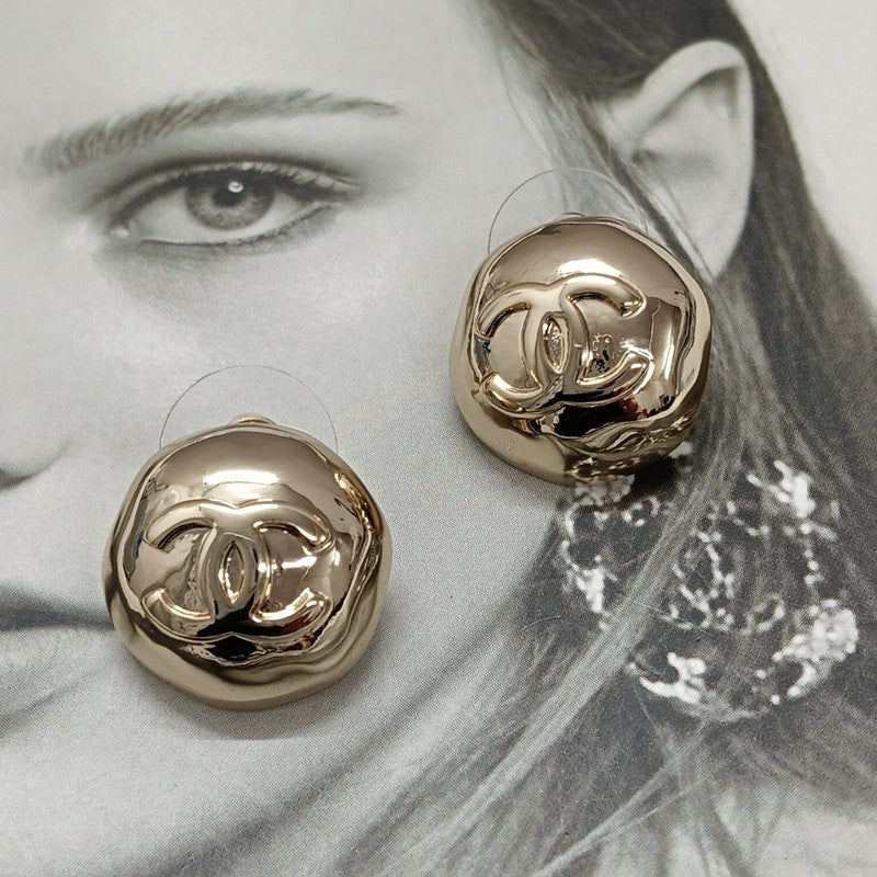 Chanel Gold Round Earrings - 18K Yellow Gold