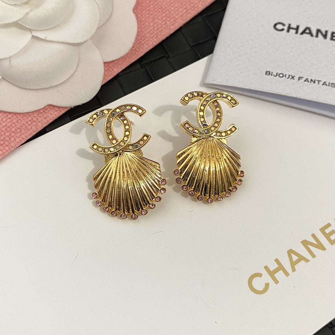 Chanel Shell Pendant Earrings - 18K Yellow Gold