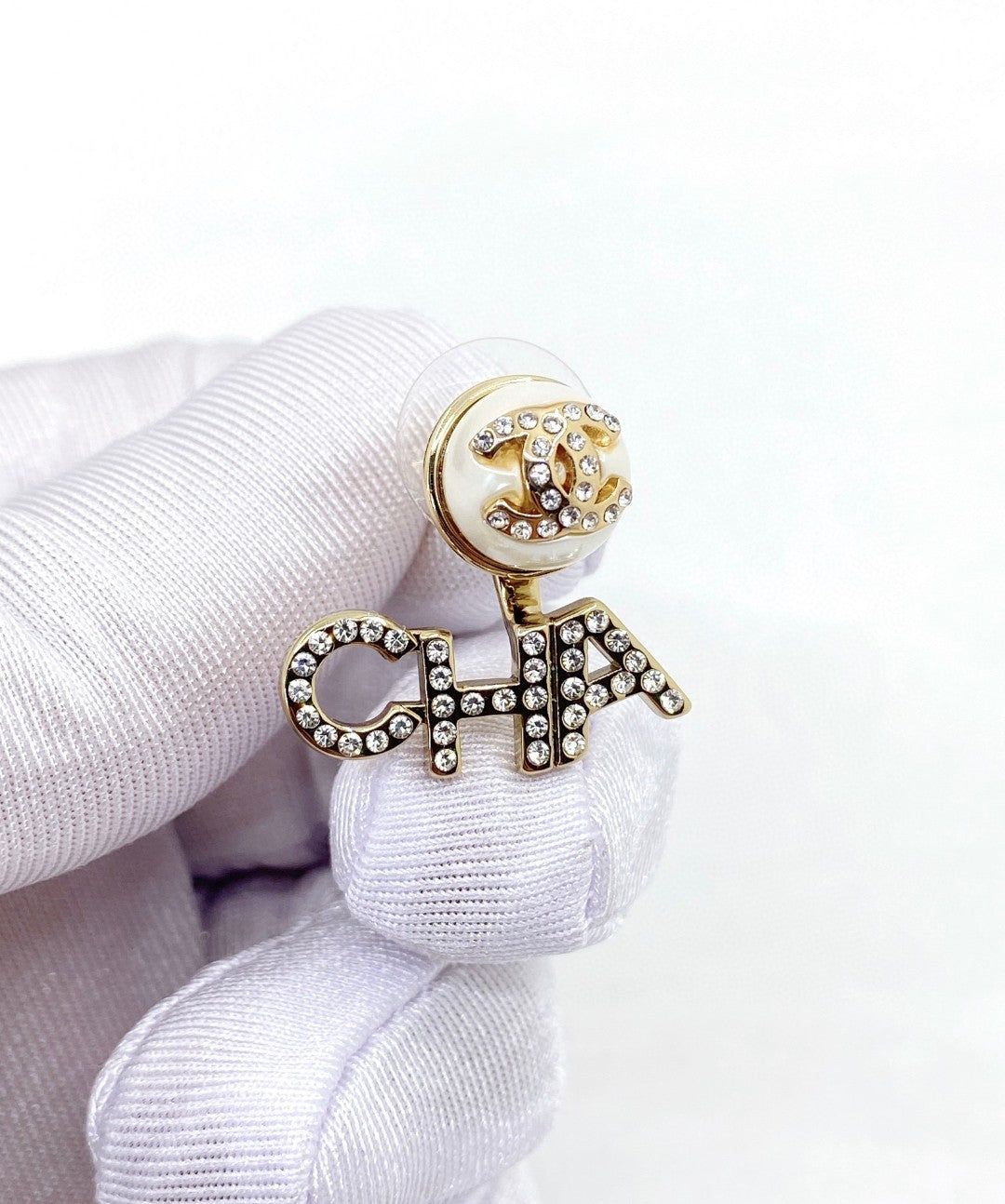 Chanel Diamonds Script Earrings - 18K Yellow Gold