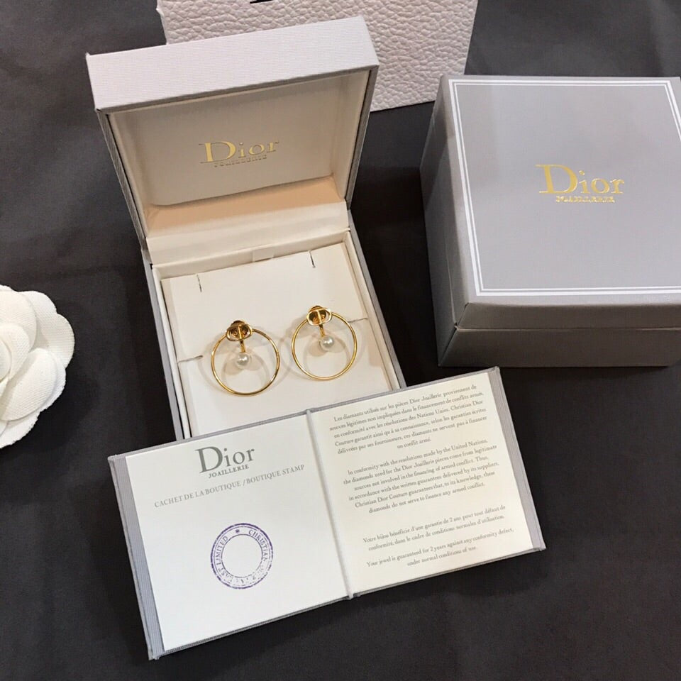 Dior 30 Montaigne Pearl Earrings