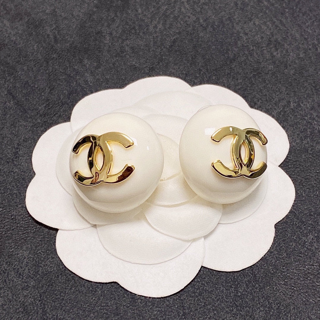 Chanel Pearl Round Earrings - 18K Yellow Gold