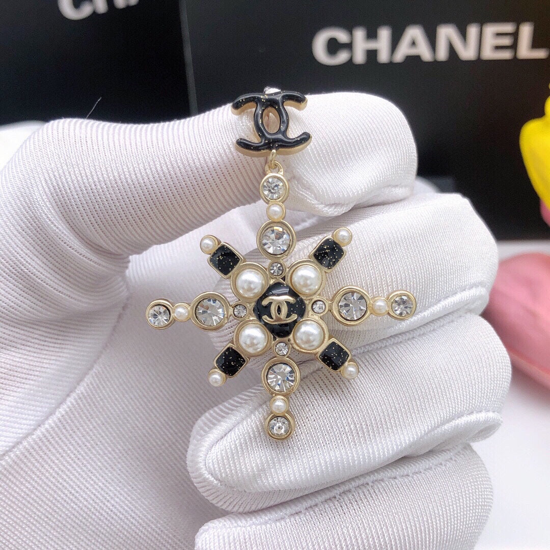 Chanel Snow Flowers Earrings - 18K Yellow Gold