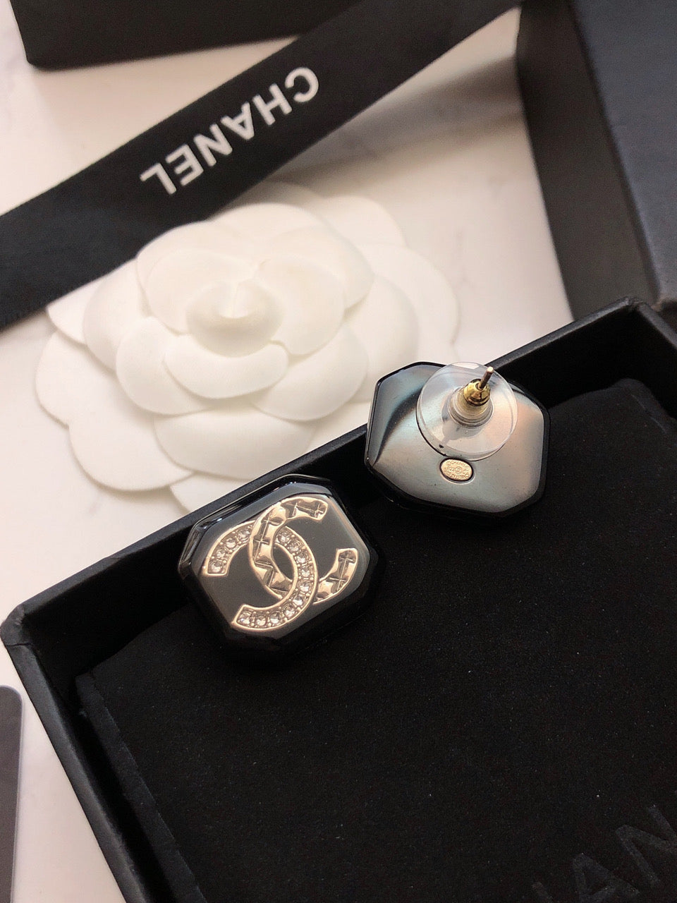 Chanel Resin Earrings - 18K Yellow Gold